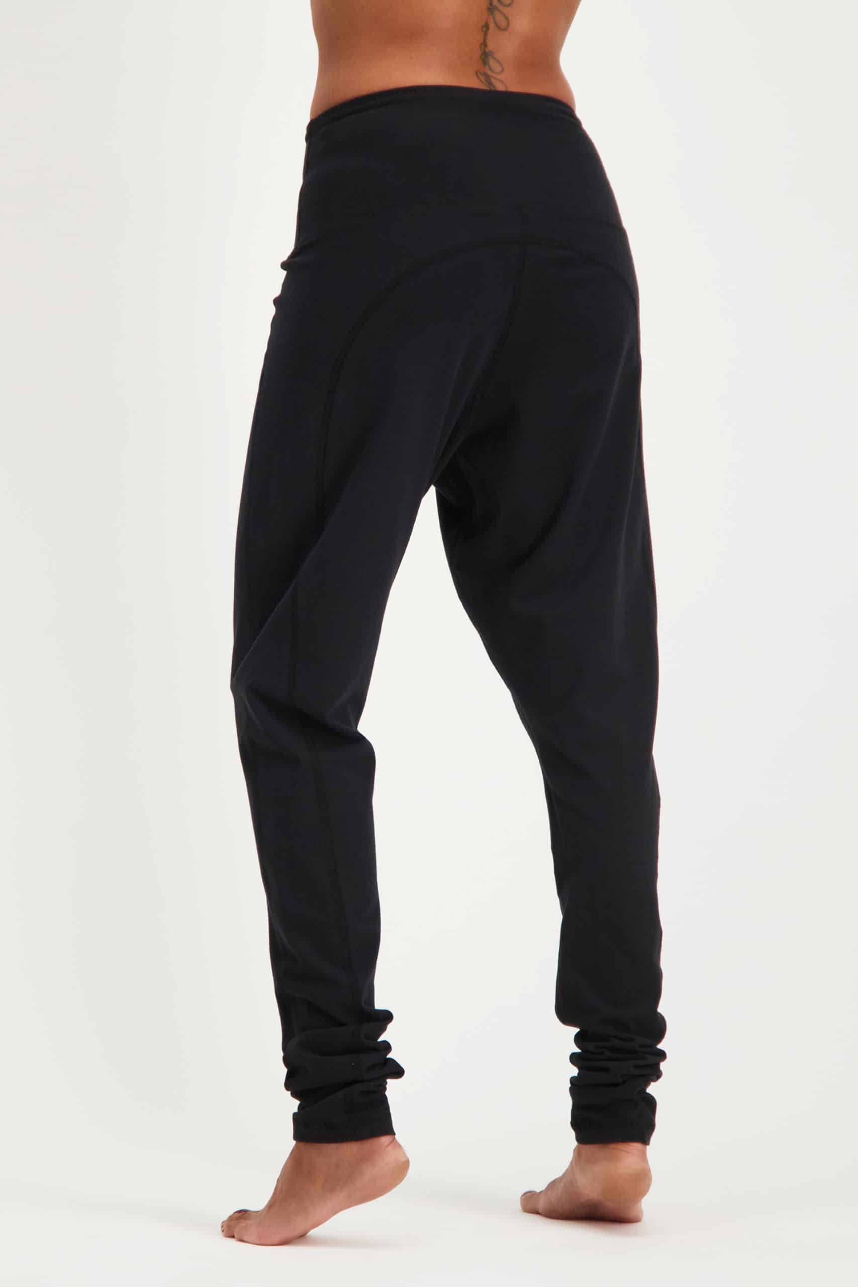 https://www.urban-goddess.com/wp-content/uploads/2022/12/products-Zen-leggings-black-10195527-model-back-scaled-1.jpg