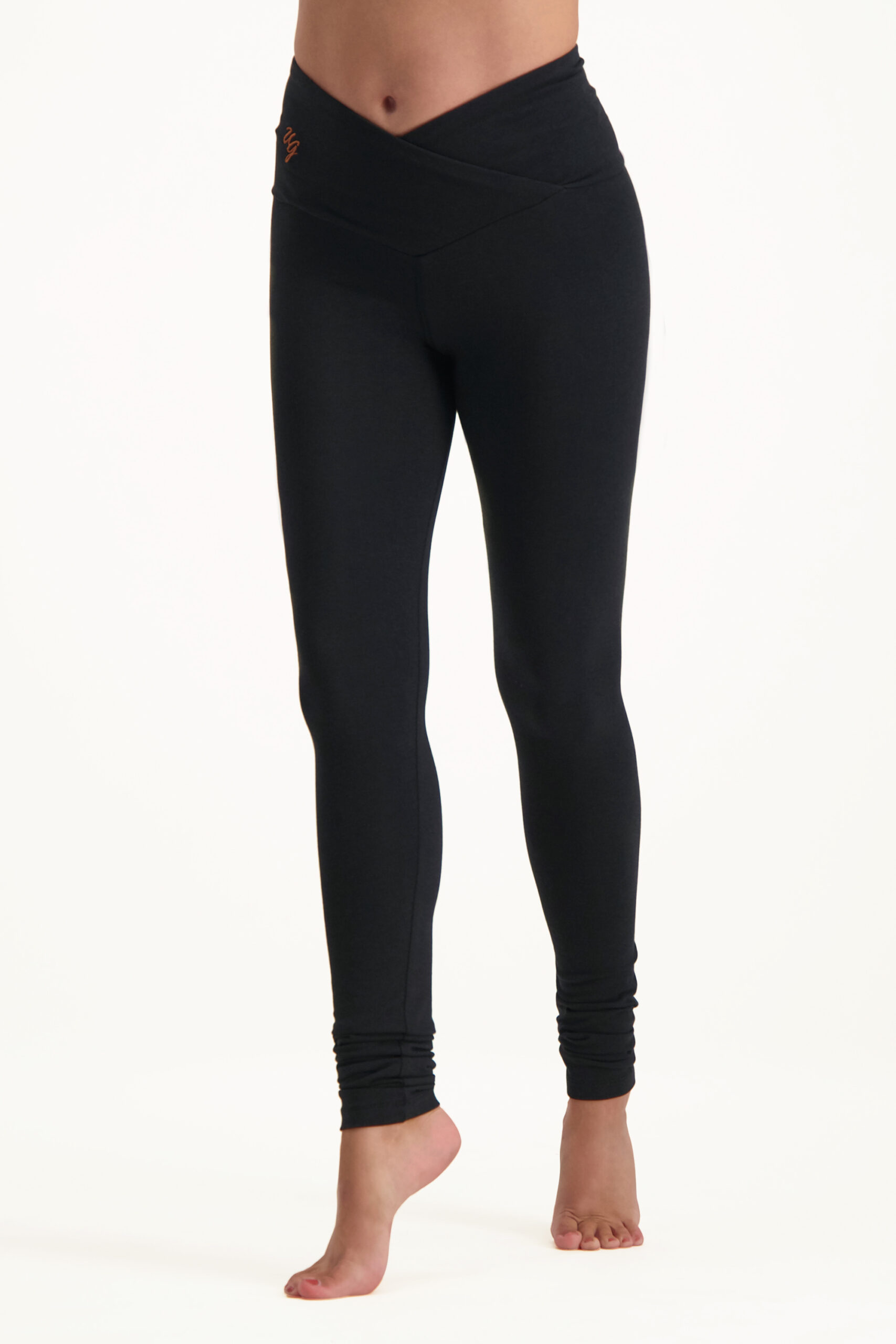 products sati leggings urban black front model scaled 1